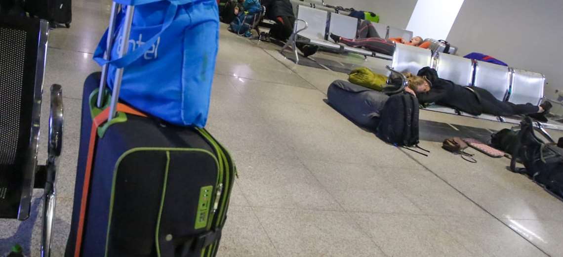 Muchos de los extranjeros llegaron a la medianoche a Viru Viru. Foto: Jorge Ibáñez