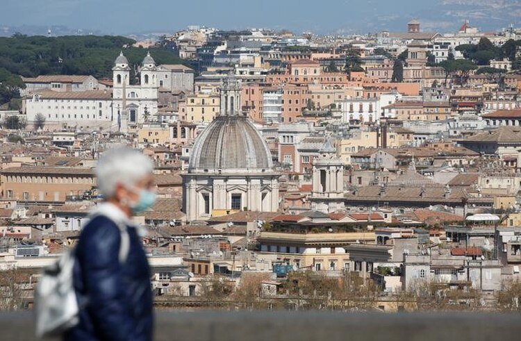 “Italia y España ofrecen advertencias sombrías sobre el futuro”, advirtió el artículo de The Atlantic sobre el futuro inminente del sistema de salud en los Estados Unidos. (REUTERS/Remo Casilli)
