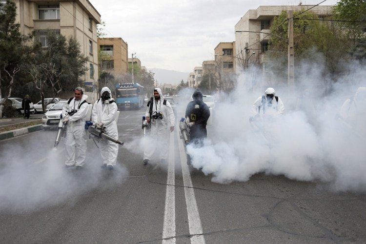 Bomberos desinfectan las calles en Teherán, Irán (Reuters)