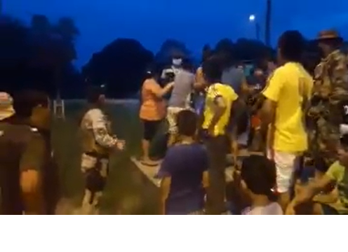 Momento del altercado entre vecinos y la Policía