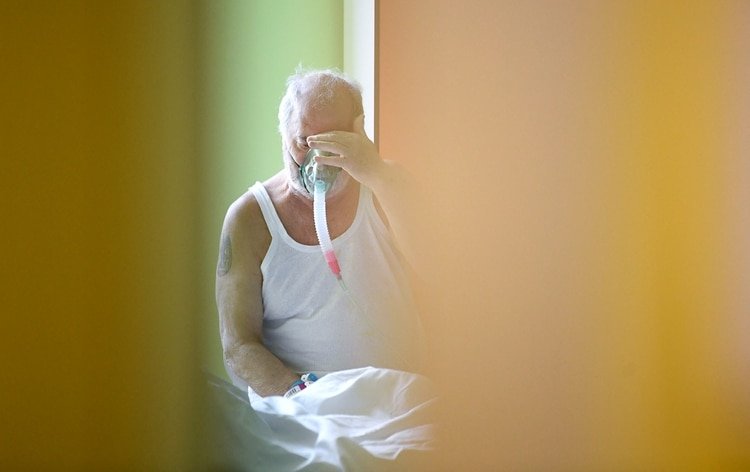 Un paciente con coronavirus en una unidad de cuidados intensivos del hospital San Raffaele de Milán, el 27 de marzo de 2020 (REUTERS/Flavio Lo Scalzo)