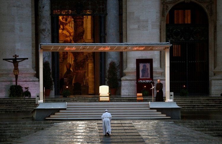 El Papa Francisco llega a la Plaza de San Pedro para entregar una extraordinaria bendición 