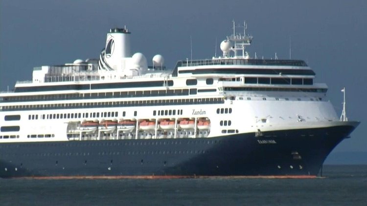 El crucero Zaandam, con más de 1.800 pasajeros, entre ellos 42 con síntomas de gripe, decidió emprender rumbo a Panamá luego de que se le denegara atracar en puertos de Chile, Perú y otros países de Sudamérica, que cerraron todas sus fronteras por la amenaza del coronavirus