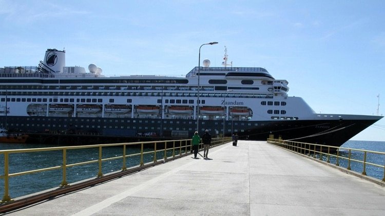 Enclaustrados en su cabina del crucero Zaandam, los turistas franceses Françoise y su esposo Bernard intentan mantener buen ánimo mientras ven que se cierran todos los puertos en su ruta por el Pacífico debido a la pandemia de coronavirus. 