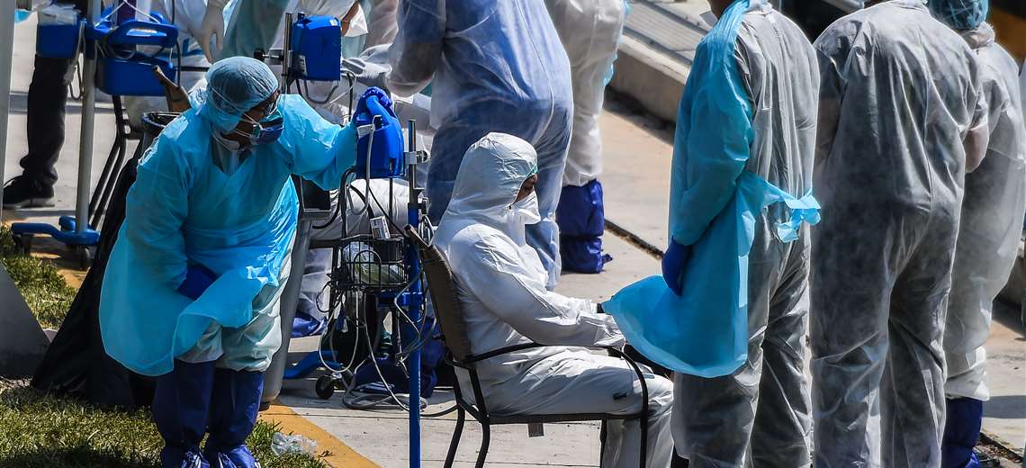 Personal sanitario recibe a marineros que se hallaban a bordo de dos cruceros en Miami. Foto AFP