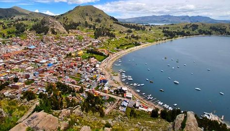 Vista general de la localidad turística de Copacabana en el lago Titicaca.