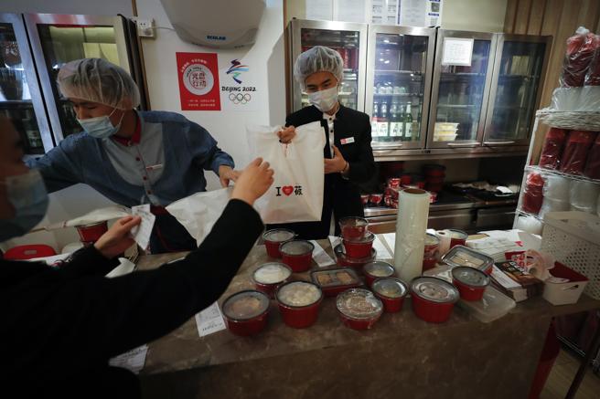 Los empleados de un restaurante de un centro comercial en Pekín, con máscaras protectoras ante el coronavirus
