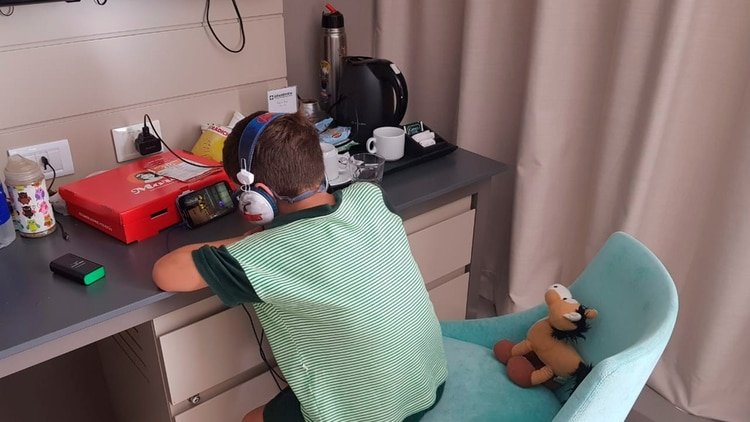 Juan pasa sus días entre la televisión y los videos de Internet