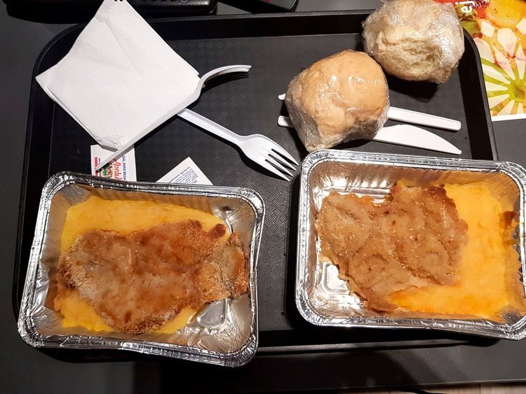 Una de las viandas con la comida