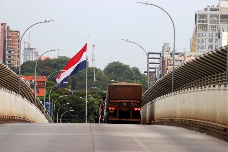 El Puente de la Amistad que conecta Ciudad del Este en Paraguay con Foz do Iguacu en Brasil aparece en la foto después del cierre de la frontera debido al brote de la enfermedad coronavirus (COVID-19) en Foz do Iguacu, Brasil, el 18 de marzo de 2020. REUTERS