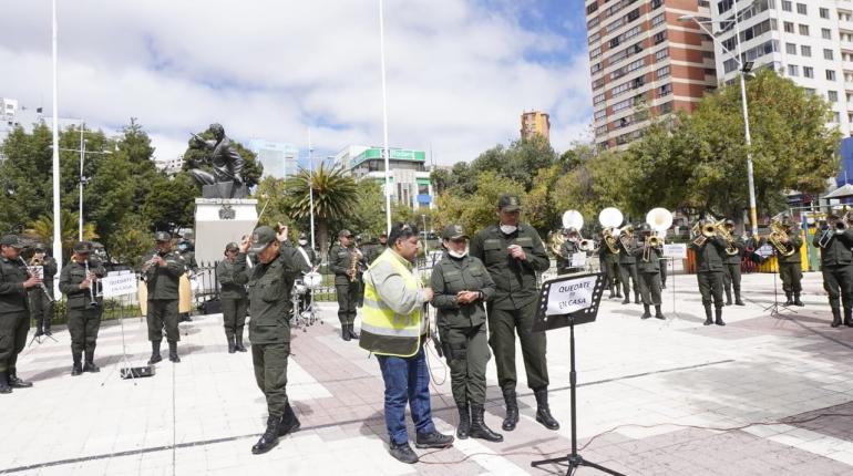 Policía durante la interpretación de canciones en La Paz. | APG