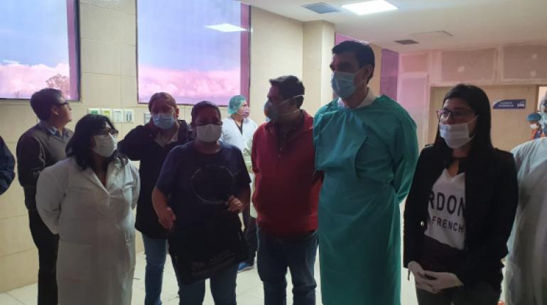 Inspección de autoridades locales y nacionales al hospital del Sur. | Los Tiempos