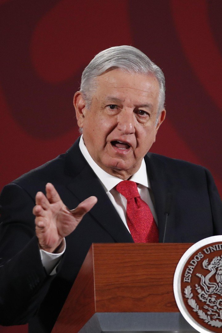 El presidente de México, Andrés Manuel López Obrador, habla este viernes durante su rueda de prensa matutina en Palacio Nacional de Ciudad de México (México). EFE/José Méndez