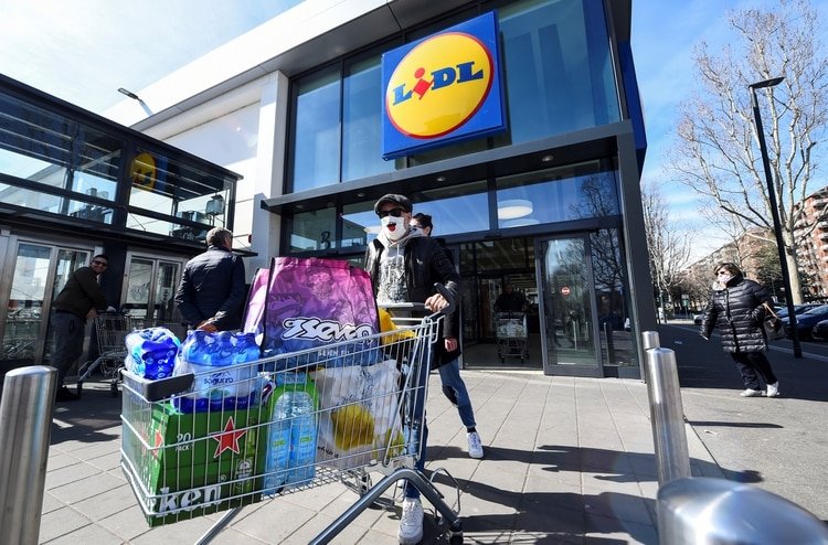 Un hombre sale de un supermercado de la cadena Lidl en Turin (REUTERS/Massimo Pinca)
