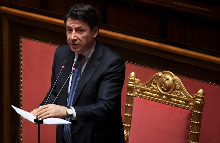 FOTO DE ARCHIVO: El primer ministro de Italia, Giuseppe Conte, se dirige al Senado, la cámara alta del Parlamento italiano, sobre la propagación del coronavirus, en Roma, Italia, el 26 de marzo de 2020 REUTERS/Alberto Lingria