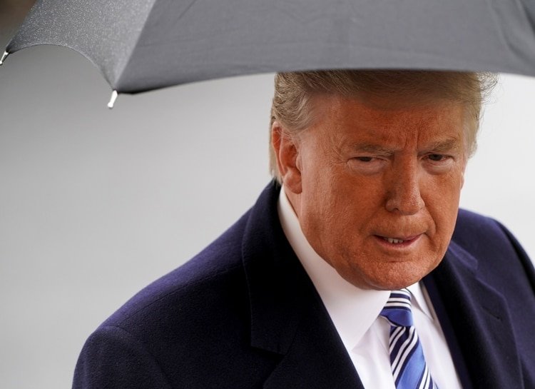El presidente de EE.UU. Donald Trump habla con los medios de comunicación al salir para un viaje de un día a Norfolk, Virginia, desde la Casa Blanca en Washington, EE.UU., 28 de marzo de 2020 (REUTERS/Joshua Roberts)