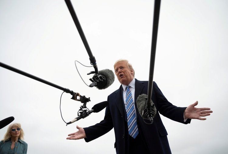 Trump habla con los medios antes de salir para Norfolk, Virginia (Jim Watson/Pool vía REUTERS)