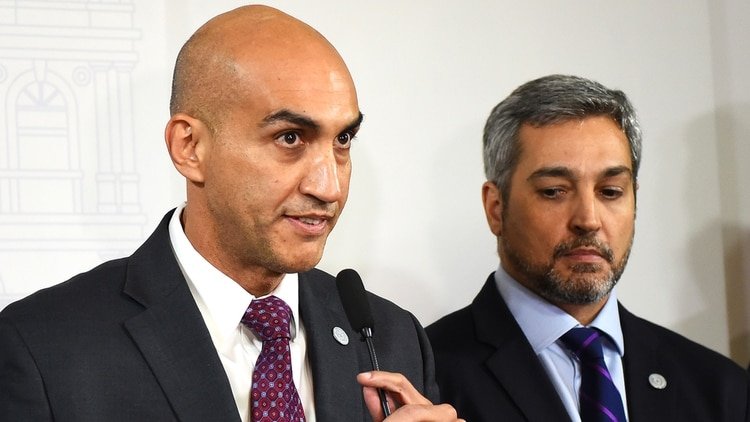 El Ministro de Salud de Paraguay, Julio Mazzoleni (L), habla durante una conferencia de prensa sobre el virus de la Coronación, COVID-19, acompañado por el presidente paraguayo Mario Abdo Benítez, en el Palacio de Gobierno, en Asunción, el 10 de marzo de 2020 (AFP)