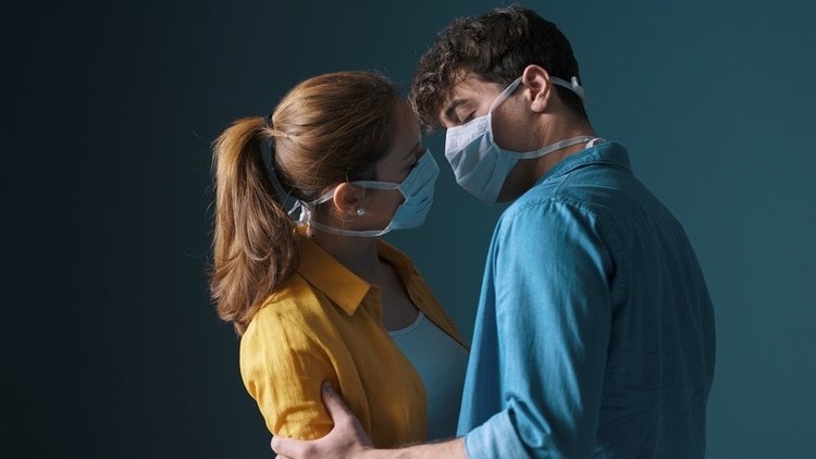 “La masturbación no propagará COVID-19, especialmente si te lavas las manos (y cualquier juguete sexual) con agua y jabón durante al menos 20 segundos antes y después del sexo” (Shutterstock)