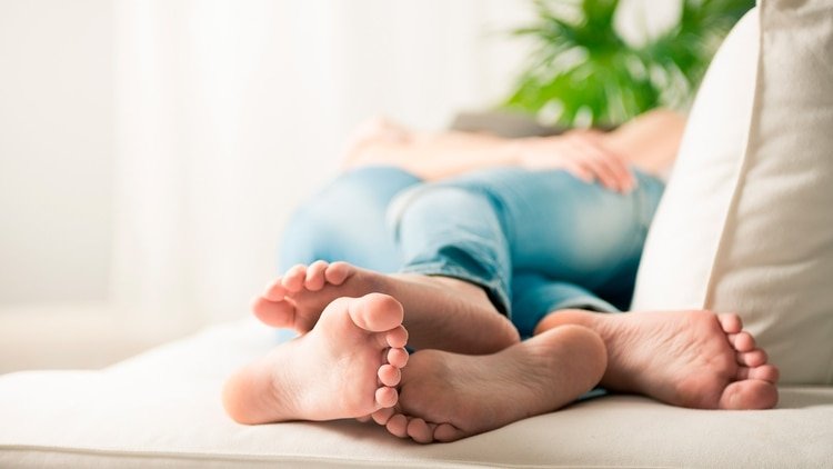Para las personas que no tienen síntomas, sin antecedentes de exposición reciente, y que llevan aislados bastantes días; o a los que se les ha hecho la prueba y saben que no tienen el coronavirus, el sexo con precauciones puede ser una manera muy buena de divertirse, de mantenerse conectado y de aliviar la ansiedad (Shutterstock)