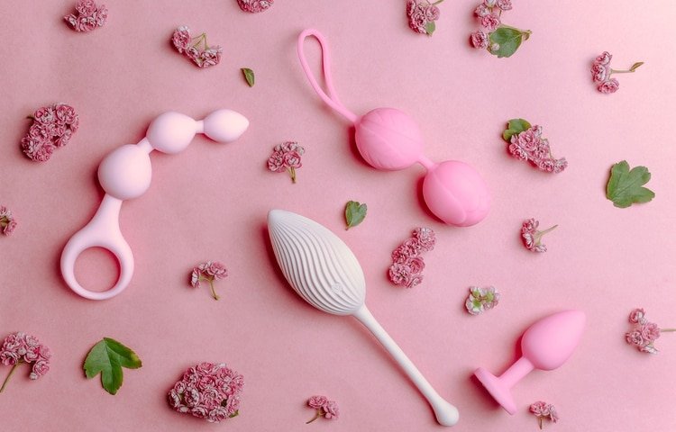 Los juguetes sexuales y las computadoras o teléfonos que se utilizan para el sexo virtual también deben desinfectarse a fondo después (Shutterstock)