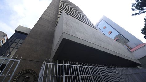 Fachada del Banco Central de Bolivia (BCB) en el centro paceño.