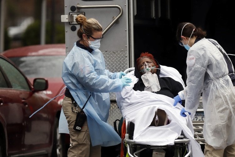 Personal de salud traslada a una paciente con coronavirus (REUTERS/Stefan Jeremiah)