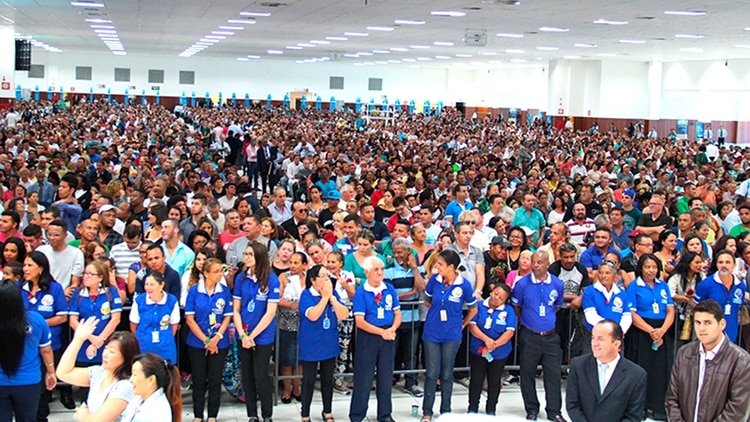 Iglesia Mundial del Poder de Dios, colmada de fieles, uno de los templos evangélicos que permanecen abiertos a pesar de las recomendaciones de la Organización Mundial de la Saluda de evitar las aglomeracione
