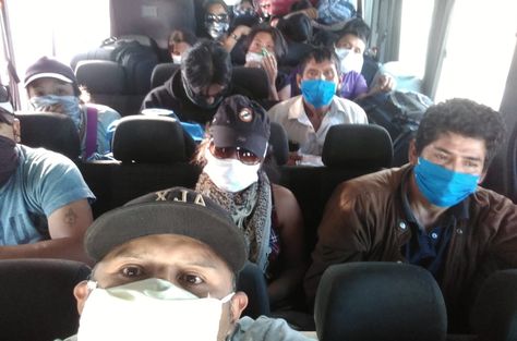 El grupo de connacionales que retornan a la frontera para intentar ingresar a Bolivia.