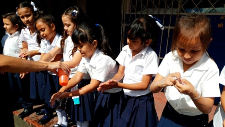 Nicaragua es el único país de América continental donde los niños siguen asistiendo con relativa normalidad a clases. La mayor previsión en las escuelas es hasta ahora, estimular el lavado de manos entre los alumnos (Tomado 19 Digital)
