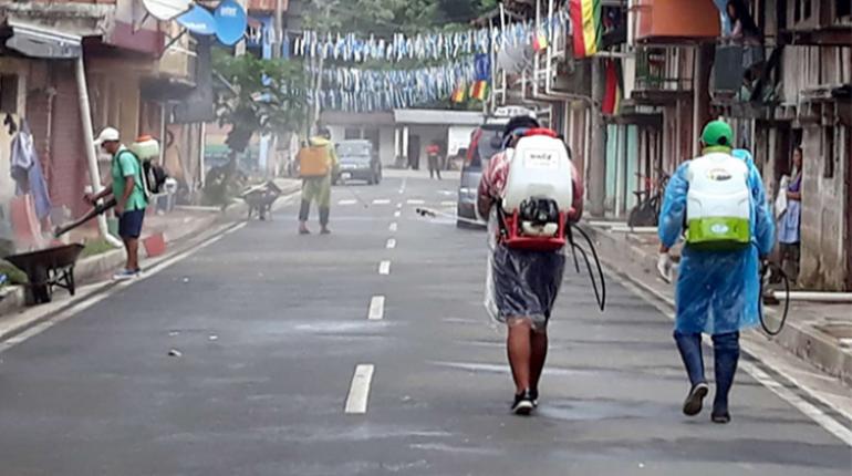 Vecinos de Villa Tunari fumigan las calles. Foto: Alcaldía de Villa Tunari