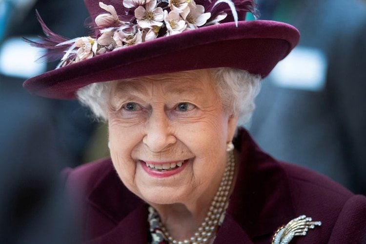 La reina Isabel II de Gran Bretaña en las oficinas del MI5, Londres, Inglaterra, 25 febrero, 2020 (Reuters)