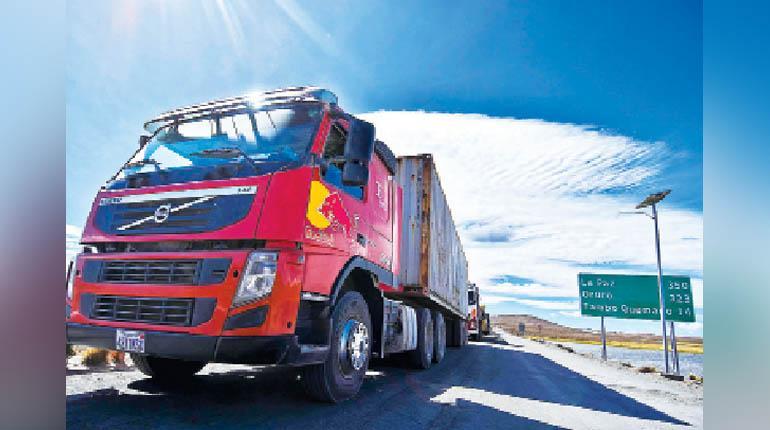 Camiones bolivianos de carga en la frontera con Chile. | APG