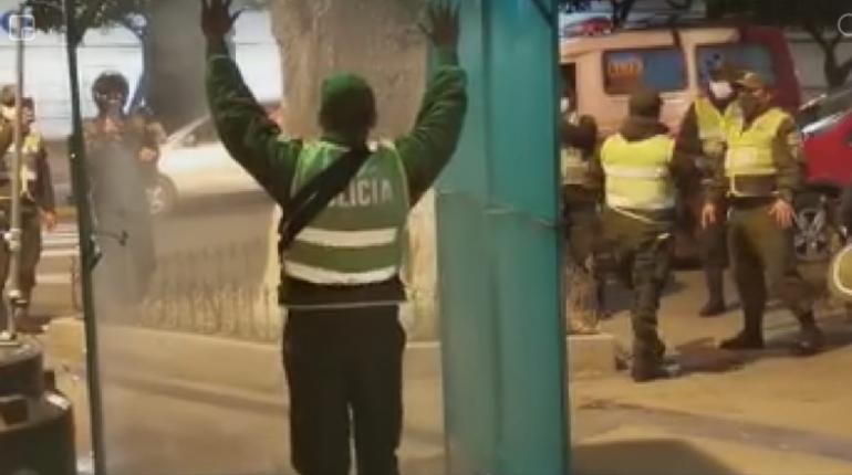 Captura del video en el que se ve a los policías ingresando a una cámara de desinfección, en Sucre. | Alcaldía de Sucre