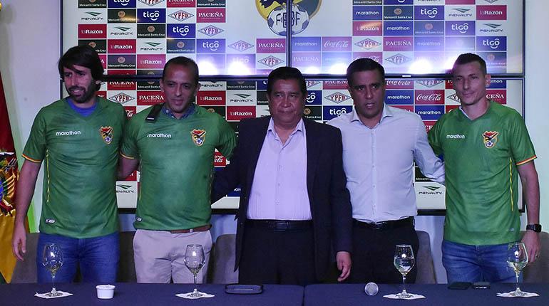 El cuerpo técnico de la Selección nacional junto al titular federativo, César Salinas (centro). | APG
