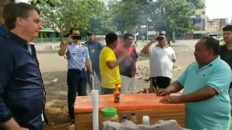 El presidente Jair Bolsonaro contrarió las orientaciones de su ministerio de Salud paseando el domingo por Brasilia, acercándose a seguidores y reforzando su llamado de romper la cuarentena.