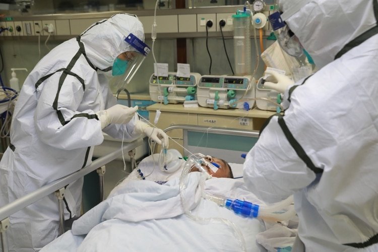 Personal médico en trajes de protección trata a un paciente con neumonía causada por el coronavirus en el Hospital Zhongnan de la Universidad de Wuhan, en Wuhan, provincia de Hubei (China Daily via REUTERS)