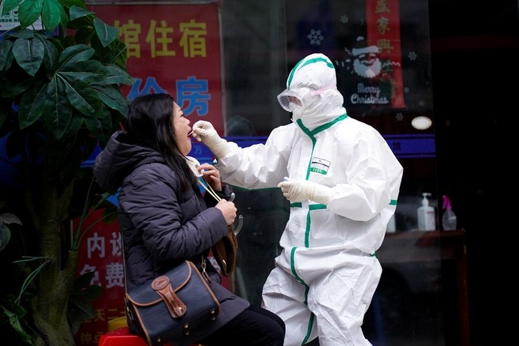 China registra más de 82.000 casos de coronavirus, y más de 3.300 muertos (REUTERS/Aly Song)