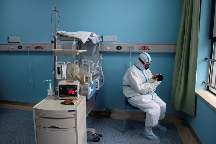 Algunos médicos revelaron que no estaban seguros de cómo informar de los primeros casos, ya que no encajaban en la lista estándar de infecciones (China Daily via REUTERS)