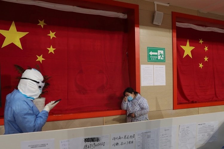 La tardía información sobre la propagación del virus se debe, en gran parte, a que los hospitales chinos también responden a las burocracias del Partido Comunista (China Daily via REUTERS)