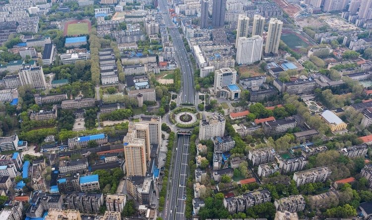 Foto aérea tomada el 26 de marzo de 2020 muestra carreteras casi vacías en Wuhan, en la provincia central de Hubei en China, donde se originó el brote de coronavirus (Photo by STR / AFP) 
