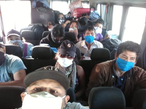 El grupo de connacionales que retornan a la frontera para intentar ingresar a Bolivia.