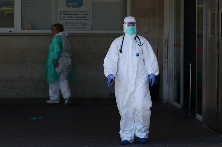 Un trabajador de emergencia en Madrid (REUTERS/Sergio Perez)