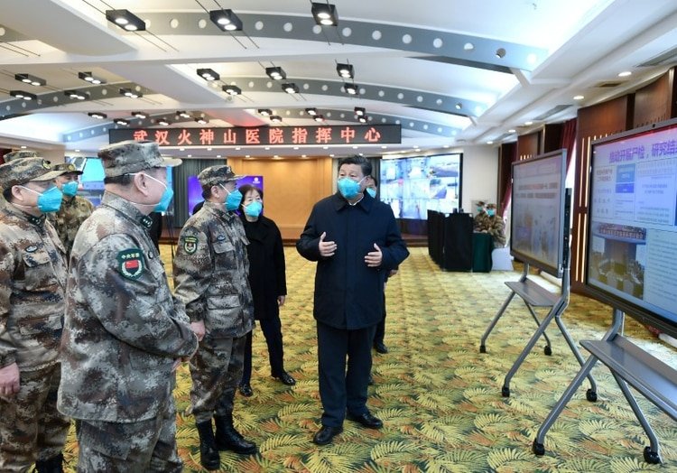 El presidente de China, Xi Jinping, habla con un equipo médico durante su visita a pacientes de coronavirus en Wuhan. March 10, 2020. Xie Huanchi/Xinhua via REUTERS. ATENCIÓN EDITORES: ESTA IMAGEN FUE PROVISTA POR UNA TERCERA PARTE.