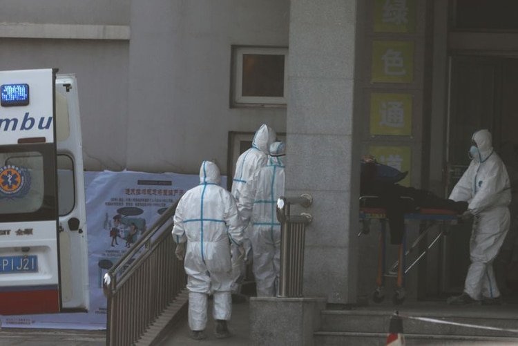 Miembros del personal sanitario transfieren a un paciente de una ambulancia al hospital Jinyintan, donde los pacientes con neumonía causada por la nueva cepa del coronavirus están siendo tratados, en Wuhan, provincia de Hubei, China, el 20 de enero de 2020. REUTERS/Corresponsal
