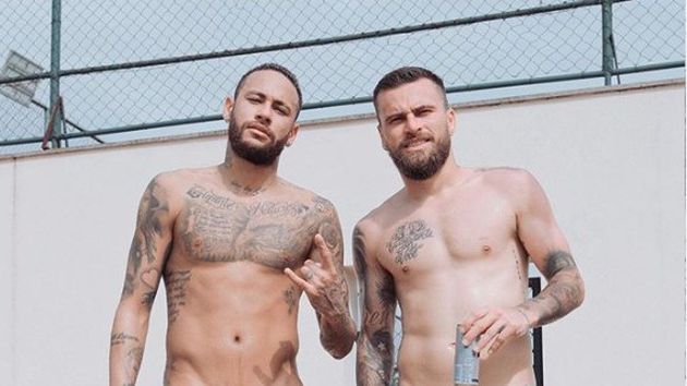 Tras la foto polémica, un comunicado explica por qué Neymar apareció en unas fotos rodeado de amigos Tras la foto polémica, un comunicado explica por qué Neymar apareció en unas fotos rodeado de amigos