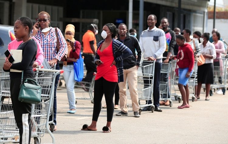 Largas filas para adquirir alimentos antes de un bloqueo nacional de 21 días llamado por el gobierno para limitar la propagación del COVID-19 en Harare, Zimbabwe (Reuters)