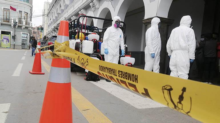 Personal del municipio en Oruro realiza trabajos en la plaza principal. | APG