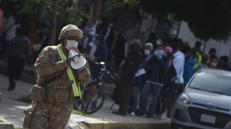 Un militar realiza recomendaciones a la ciudad. | Daniel James