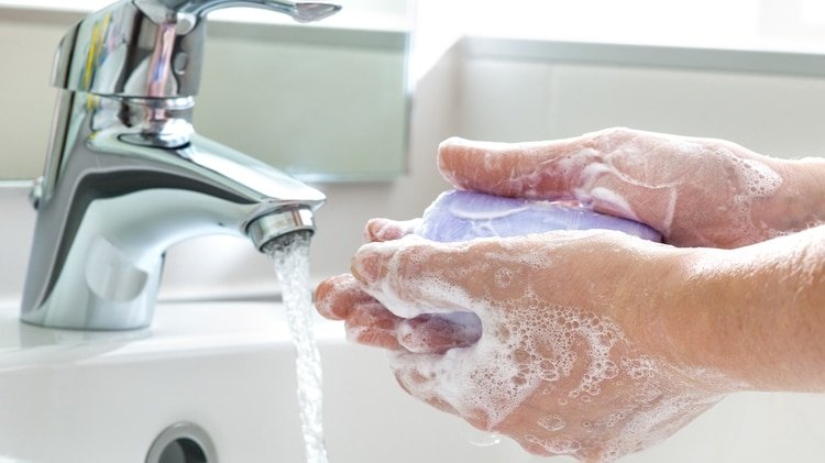 Hay que lavarse las manos durante unos 30 segundos (Shutterstock)